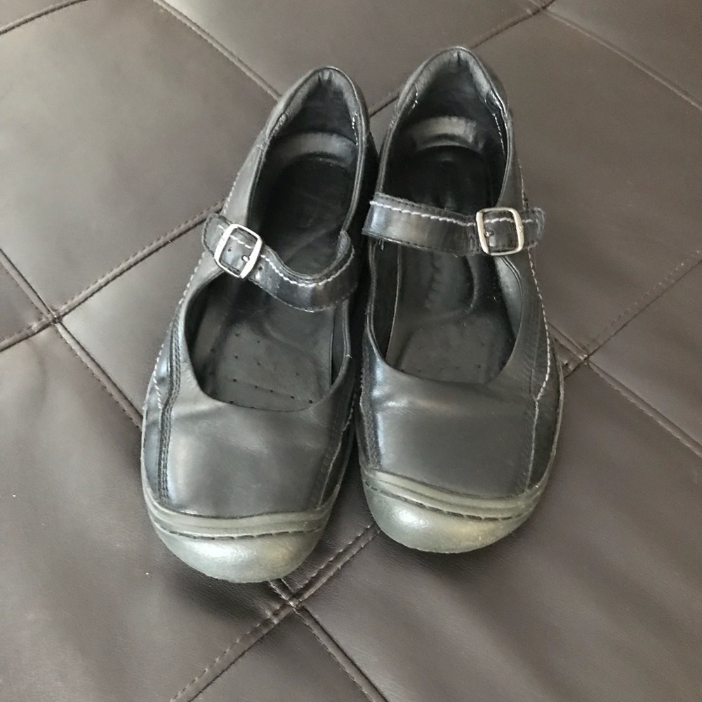 Keen strapped flats